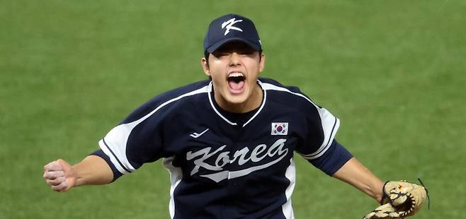 [사오싱=뉴시스]이제 문동주는 AG 뿐만 아니라 프리미어12나 WBC같은 국제대회에 당연히 뽑아야만 하는 선수로 우뚝 설 전망이다. 대한민국이 국제 무대에서 통용될 수 있는 정말 좋은 투수를 얻었다. 이번 항저우 AG가 한국야구에 준 가장 큰 선물일지도 모른다.