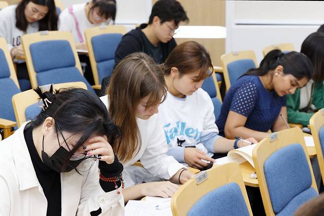 지난 5일 연세대학교에서 전국의 외국인을 대상으로 '외국인 한글 백일장'을 진행했다. 이번 백일장은 코로나19로 인해 4년 만에 열렸으며 63개국 1200여명의 외국인과 해외동포가 참여했다. /사진=연세대학교 제공