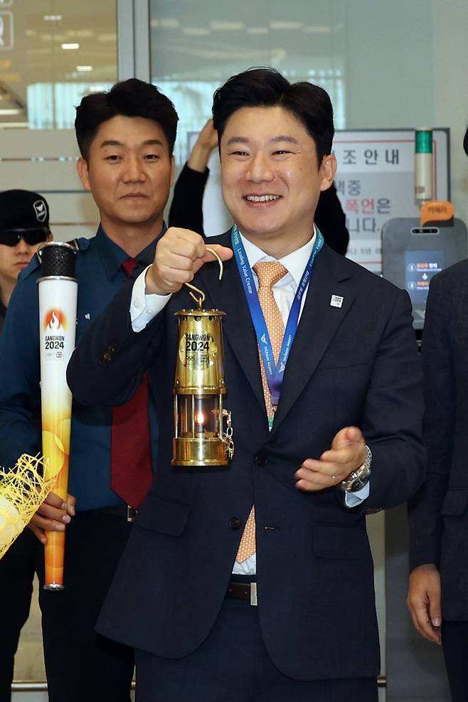 2024 강원동계청소년올림픽대회 성화도착행사가 8일 인천국제공항 제2터미널에서 열려 진종오 조직위원장이 그리스에서 채화한 성화램프를 들고 입국장에 들어오고 있다. 2024 강원동계청소년올림픽대회는 70여개국 6000여명의 선수와 관계자들이 참가해 내년 1월 19일부터 2월 1일까지 강원특별자치도 내 4개 도시에서 열린다. 사진=서동일 기자