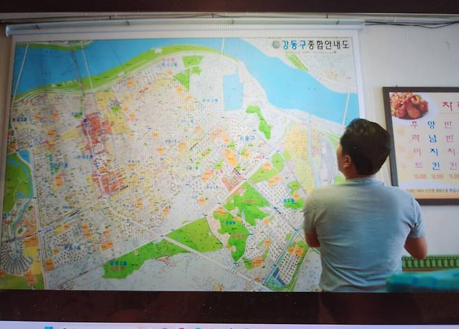 ‘무빙’에서 정지원이 운영하는 치킨집에는 강동구 종합 안내도가 걸려 있다. 프로그램 갈무리