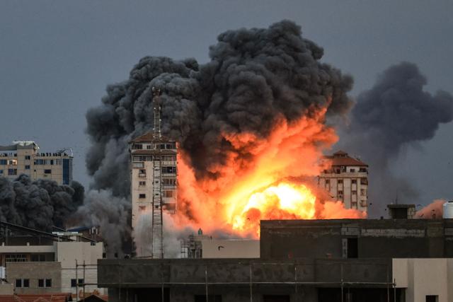 7일 이스라엘의 공습을 받은 가자지구의 한 건물이 화염에 휩싸였다. 가자=AFP 연합뉴스