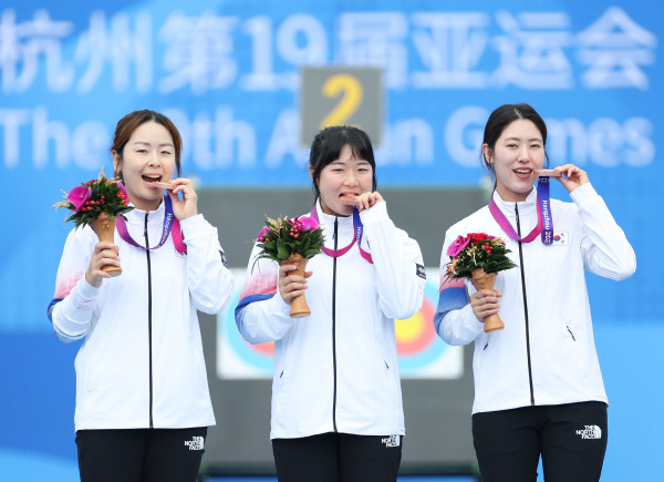 5일 중국 항저우 푸양 인후 스포츠센터에서 열린 19회 항저우 아시안게임 양궁 컴파운드 여자 단체전에서 동메달을 차지한 오유현, 조수아, 소채원이 메달을 들고 포즈를 취하고 있다. 사진=연합뉴스