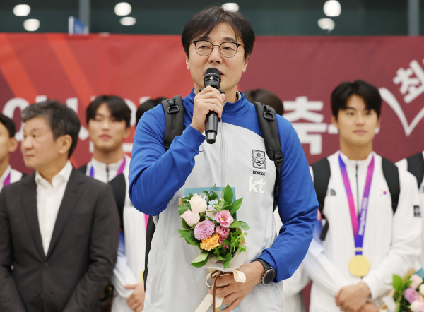 <yonhap photo-2953="">2022 항저우 아시안게임에서 금메달을 따내 3연패 위업을 달성한 남자 축구대표팀 황선홍 감독이 8일 오후 인천국제공항에서 열린 환영식에서 소감을 밝히고 있다. 사진=연합뉴스</yonhap>