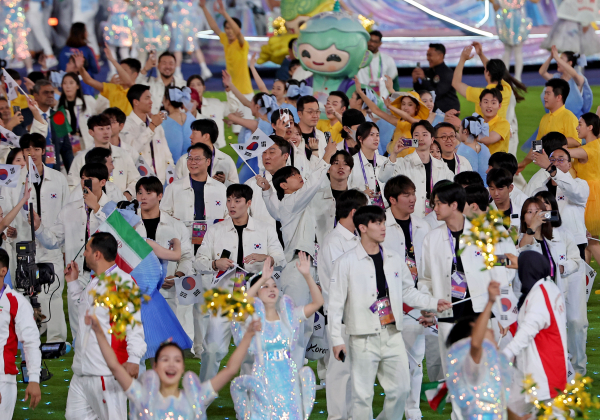 <yonhap photo-3556="">8일 오후 중국 항저우 올림픽 스포츠센터 스타디움에서 열린 2022 항저우 아시안게임 폐회식에서 한국 선수단이 입장해 공연을 즐기고 있다. 사진=연합뉴스</yonhap>