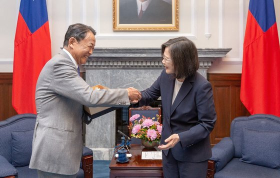 지난 8월 8일 대만 타이베이를 방문한 아소 다로 일본 자민당 부총재가 차이잉원 대만 총통과 인사하고 있다. 로이터=연합뉴스