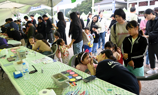 ▲ ‘2023 삼척동해왕 이사부 축제’ 마지막날인 8일 주 행사장인 삼척문화예술회관 엑스포 광장 일원에서는 이사부 예술단 공연과 이사부 퀴즈대회 등 다채로운 공연·체험 프로그램이 펼쳐지면서 저녁까지 사람들의 발걸음이 끊이지 않았다. 서영