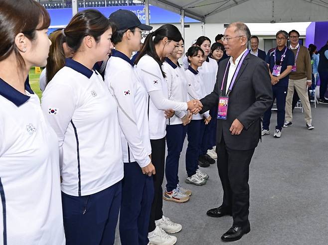 대한양궁협회장인 현대차그룹 정의선 회장은 이번 항저우 대회 경기를 참관하며 현장에서 한국 대표 선수들을 응원하는 등 사기를 북돋았다. /사진=대한양궁협회