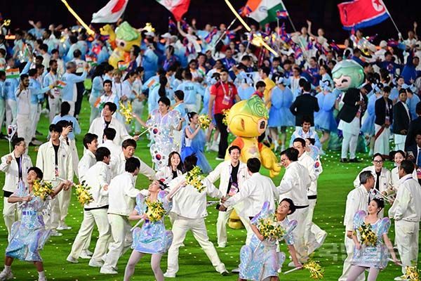 8일 중국 항저우 올림픽 스포츠센터 스타디움에서 ‘2022 항저우 아시안게임’ 폐막식이 열리고 있다.