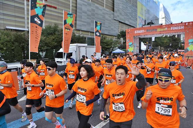 8일 롯데백화점이 전날 잠실에서 5000여 명이 참가한 '스타일런' 마라톤 대회를 열었다고 밝혔다. 참가자들은 롯데월드몰 잔디광장에서 출발해 올림픽공원을 돌며 잠실 일대를 오렌지빛으로 물들였다. 롯데백화점