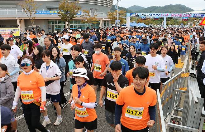 8일 전남 나주시와 영산강 일원에서 열린 '2023 MBN 나주 마라톤대회' 참가자들이 질주를 시작하고 있다.  나주시