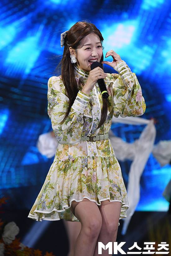 가수 정다경이 노래하고 있다.