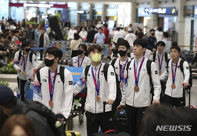 [인천공항=뉴시스] 김근수 기자 = 2022 항저우 아시안게임 대한민국 배드민턴 대표팀 선수들이 8일 인천국제공항 제1여객터미널 입국장으로 들어오고 있다. 2023.10.08. ks@newsis.com