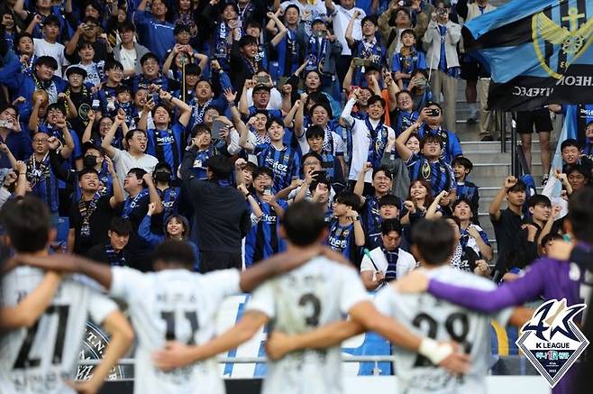 [서울=뉴시스] 프로축구 K리그1 인천유나이티드가 8일 울산현대 원정으로 치른 '하나원큐 K리그1 2023' 정규리그 최종전에서 무승부를 거두며 2년 연속 파이널A행을 확정한 뒤 팬들과 기뻐하고 있다. (사진=한국프로축구연맹 제공) *재판매 및 DB 금지