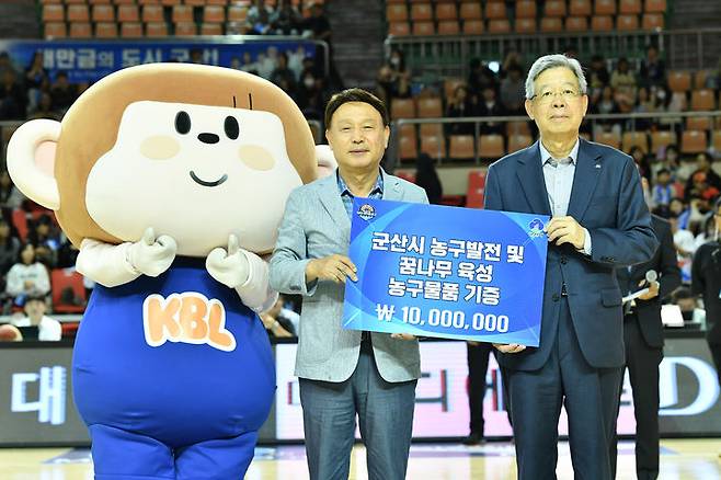 [서울=뉴시스] KBL은 군산 월명체육관에서 진행되는 2023 MG새마을금고 KBL 컵대회 개막에 앞서 강임준 군산시장에게 감사패와 군산 지역 농구부 지원을 위한 농구용품을 전달했다고 8일 밝혔다. (사진= KBL 제공) *재판매 및 DB 금지