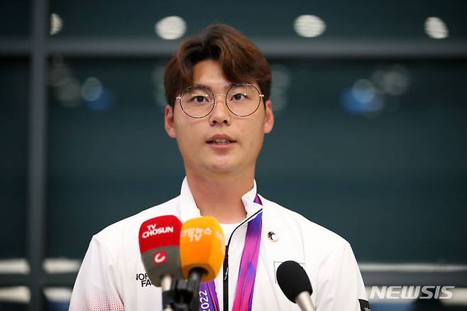 [인천공항=뉴시스] 김근수 기자 = 제19회 항저우 아시안게임 남자 양궁 이우석이 8일 오후 인천국제공항을 통해 귀국해 인터뷰하고 있다. 양궁 남자 리커브 이우석은 남자 단체전, 혼성전에서 금메달 2개, 개인전에서 동메달 1개를 따냈다. 2023.10.08. ks@newsis.com