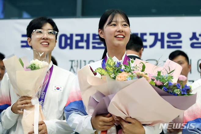 [인천공항=뉴시스] 김근수 기자 = 제19회 항저우 아시안게임 양궁 3관왕을 기록한 임시현이 8일 오후 인천국제공항을 통해 귀국해 미소 짓고 있다. 양궁 여자 리커브 임시현은 여자 단체전, 혼성, 개인전을 모두 휩쓸며 금메달 3개를 따냈다. 2023.10.08. ks@newsis.com