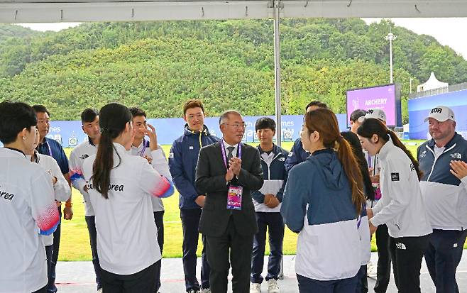 7일 항저우 양궁경기장에서 모든 경기가 끝난 뒤 한국 양궁 대표선수들을 격려하고 있는 정의선 현대차그룹 회장. 현대차그룹 제공