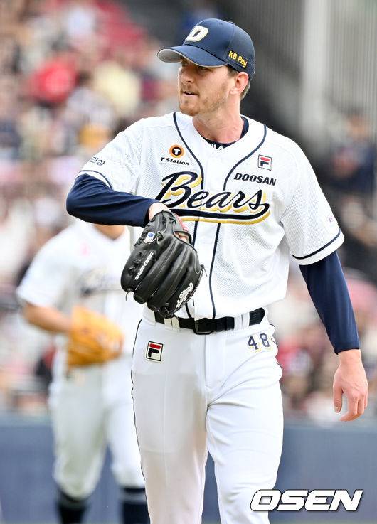 [OSEN=잠실, 민경훈 기자]5회초를 마친 두산 선발 브랜든이 덕아웃으로 향하고 있다. 2023.10.08 / rumi@osen.co.kr
