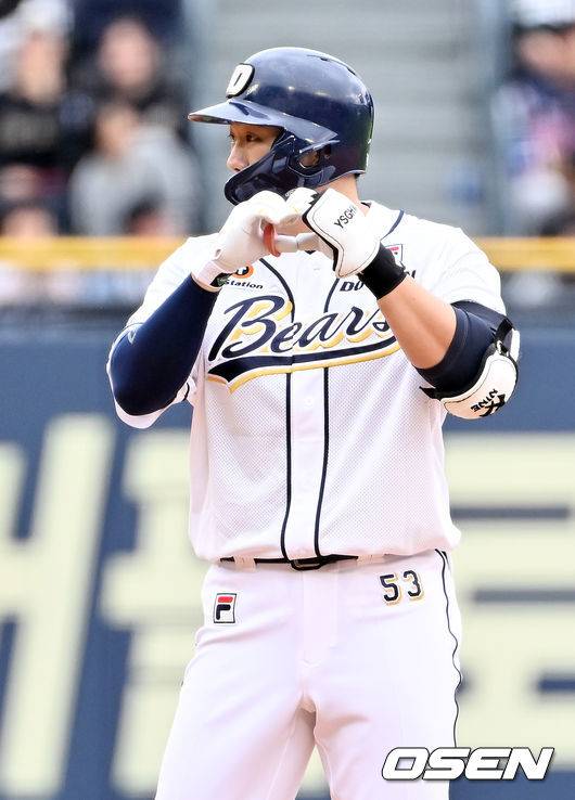 [OSEN=잠실, 민경훈 기자]4회말 두산 선두타자로 나온 양석환이 좌중간 2루타를 때린 후 2루에서 기뻐하고 있다. 2023.10.08 / rumi@osen.co.kr