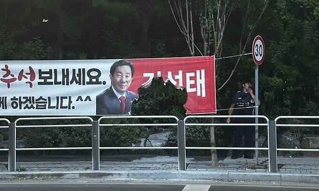 지난 2일 서울 강서구 등촌동 아파트 단지 인근 도로에 걸린 정치인 현수막에서 불이 났다. 연합뉴스