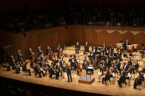 크리스티안 테츨라프가 7일 예술의전당 콘서트홀에서 3초짜리 앙코르 곡을 연주하고 있다. 류재민 기자