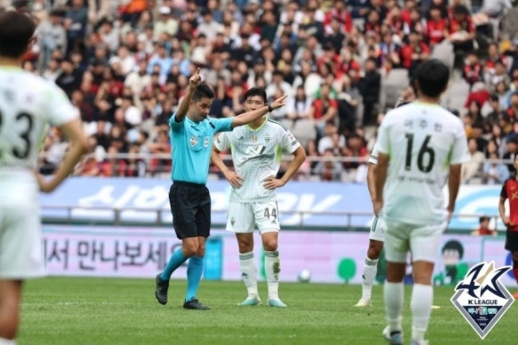 서울 나상호의 득점 취소를 알리는 주심. 한국프로축구연맹 제공