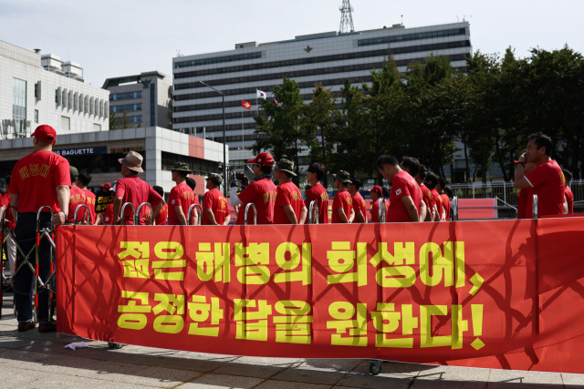 해병대 예비역 전국연대가 9월 23일 서울 전쟁기념관 앞에서 고 채 상병 사건의 진상을 촉구하고 있다. 연합뉴스