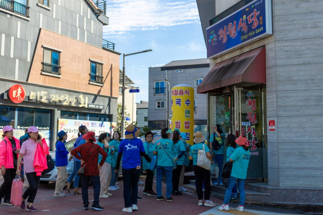 지난 추석 연휴 기간 동안 2023순천만국제정원박람회 효과로 인해 도심 곳곳의 식당가에는 점심시간이 훌쩍 지났음에도 불구하고 손님들로 장관을 이루고 있다. 사진 제공=순천시