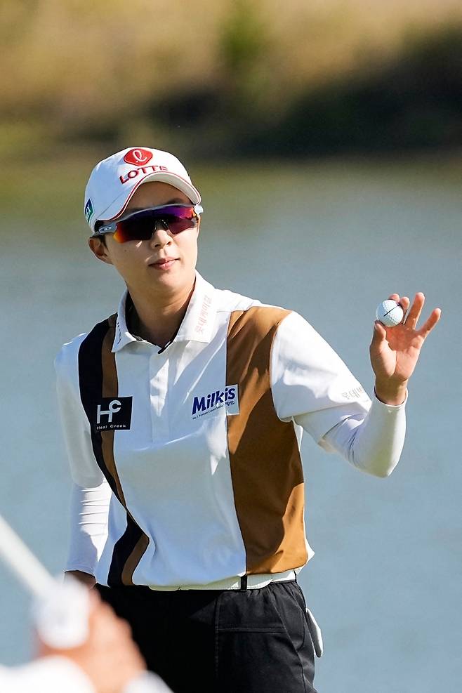 김효주가 8일 미국 텍사스주 더 콜로니의 올드 아메리칸 골프클럽에서 열린 lpga 투어 어센던트 LPGA 3라운드 18번홀을 파로 마친 뒤 갤러리의 박수에 인사하고 있다. 더 콜로니｜AFP 연합뉴스