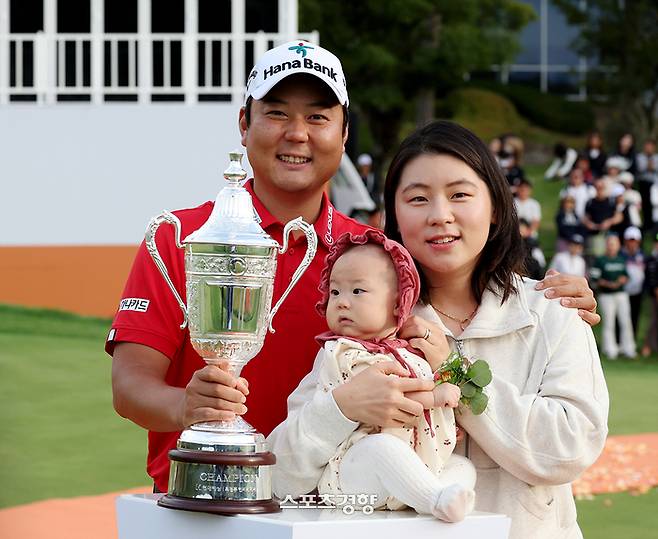 함정우(왼쪽)가 8일 경기도 여주 페럼 클럽에서 열린 한국프로골프(KPGA) 코리안투어 현대해상 최경주 인비테이셔널에서 와이어 투 와이어 우승을 차지한 뒤 부인 강예린, 딸 소율과 기념 촬영을 하고 있다. ｜KPGA 제공