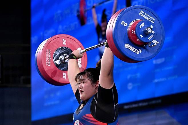 ▲ 2022 항저우 아시안게임 역도 여자 87㎏ 이상급에서 금메달을 목에 건 박혜정 ⓒ연합뉴스/AFP