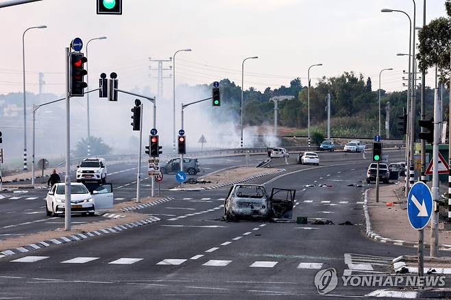 이스라엘에 침투한 팔레스타인 무장대원들의 공격으로 아수라장이 된 이스라엘 도로. [로이터 연합뉴스]