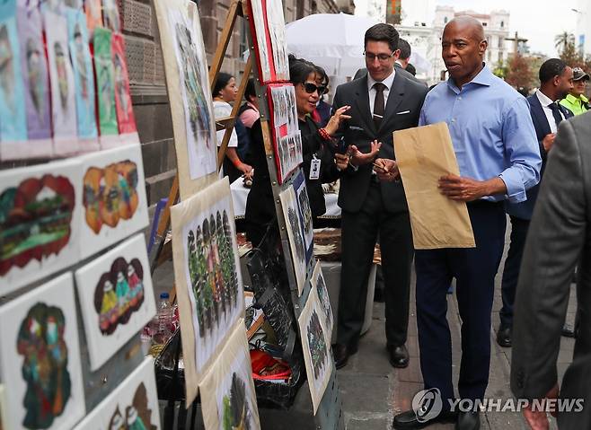 에콰도르 수도 키토의 중심가를 관광하는 에릭 애덤스 뉴욕시장 [EPA 연합뉴스 자료사진]