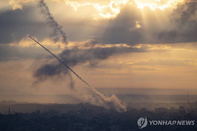 (가자지구 AP=연합뉴스) 7일(현지시간) 팔레스타인 가자지구에서 이스라엘을 향해 로켓이 발사되고 있다. 2023.10.7