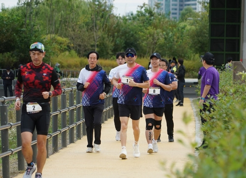 2023 한강 르네상스 페스티벌 아쿠아슬론대회에 참가한 오세훈 서울시장 (서울=연합뉴스) 오세훈 서울시장이 2023 한강 르네상스 페스티벌 아쿠아슬론대회에 참가해 달리고 있다. 2023.10.8 [서울시 제공. 재판매 및 DB 금지]