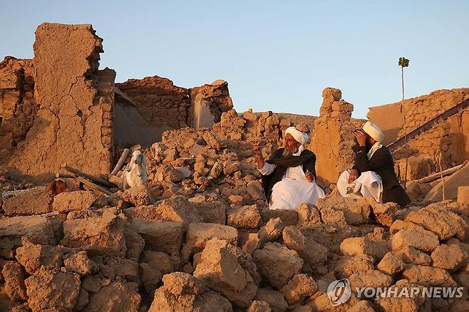 7일 강진에 무너진 아프간 북서부 지역 마을 [AFP 연합뉴스 자료사진. 재판매 및 DB 금지]