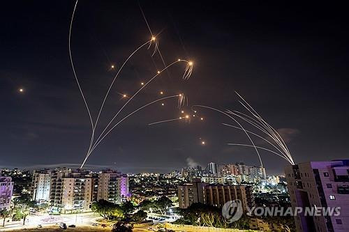 팔레스타인 가자지구에서 날아온 로켓포탄과 요격 미사일의 궤적 [로이터 연합뉴스 자료사진. 재판매 및 DB 금지]