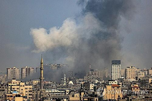 이스라엘의 보복 공습 받은 가자 지구  (가자지구 AFP=연합뉴스) 8일(현지시간) 이스라엘의 공습으로 가자 지구의 한 건물 위로 연기가 피어오르고 있다. 2023.10.08.