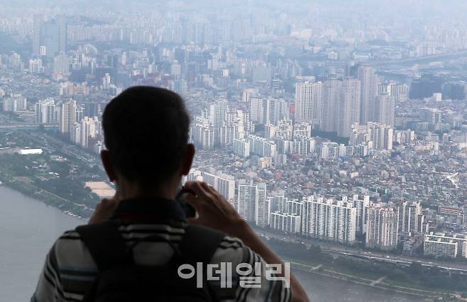 [이데일리 방인권 기자] 서울 송파구 롯데월드타워 서울스카이에서 바라본 아파트단지 모습.