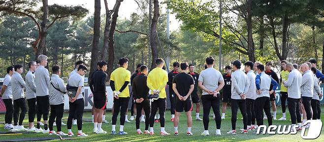 대한민국 축구대표팀이 9일 오후 경기 파주트레이닝센터(NFC)에서 훈련을 앞두고 미팅을 하고 있다. 축구 국가대표팀은 오는 13일 서울월드컵경기장에서 튀니지, 17일 수원월드컵경기장에서 베트남과 평가전을 앞두고 있다. 2023.10.9/뉴스1 ⓒ News1 김진환 기자