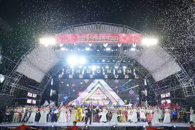 천안흥타령춤축제가 5일간의 일정을 마치고 9일 막을 내렸다. (천안시청 제공)