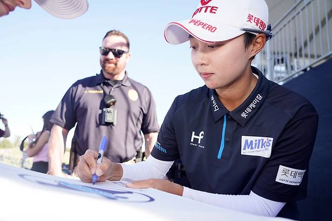 김효주가 9일(한국시간) 올드아메리칸GC에서 열린 어센던트 LPGA에서 우승한 뒤 사인하고 있다. 더콜로니(미 텍사스주) | AFP 연합뉴스