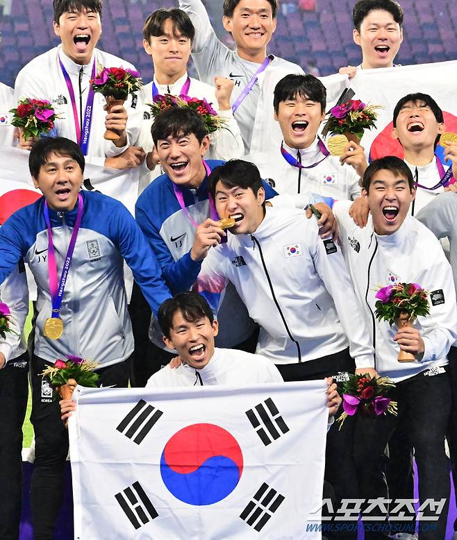 7일 중국 항저우 황룽스포츠센터스타디움에서 대한민국 축구대표팀과 일본의 항저우아시안게임 남자축구 결승전이 열렸다. 축구대표팀이 일본에 2-1 승리하며 금메달을 차지했다. 금메달을 깨물고 있는 이강인. 항저우(중국)=송정헌 기자songs@sportschosun.com/2023.10.07/