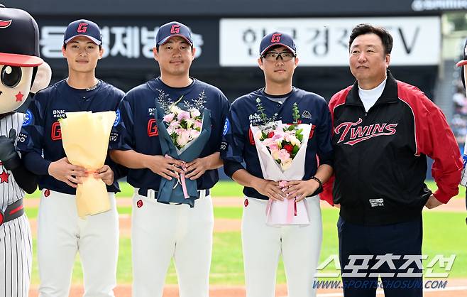 9일 잠실야구장에서 열린 롯데와 LG의 경기, 항저우 아시안게임에서 금메달을 획득한 롯데의 국가대표 선수들, 윤동희 나균안 박세웅이 LG 차명석 단장이 전한 축하의 꽃다발과 함께 기념촬영을 하고 있다. 잠실=허상욱 기자wook@sportschosun.com/2023.10.09/