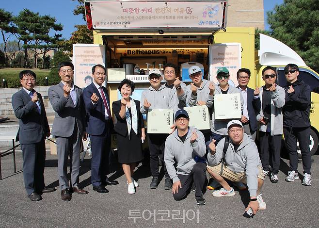 수협은행 강신숙 은행장은 지난 5일, 수협중앙회 천안연수원 대운동장에서 열린 '한국음악저작권협회' 추계행사에 방문해 축하인사와 커피트럭, 수산물 세트를 선물하고 "주거래 고객이자 동반성장의 상생 파트너로서 협회가 앞으로도 우리나라 대중음악문화 발전을 선도하길 기대한다"고 말했다. 사진은 수협은행 강신숙 은행장(왼쪽 네 번째)과 한국음악저작권협회 추가열 회장(왼쪽 다섯 번째) 등 관계자들이 기념촬영을 하는 모습.