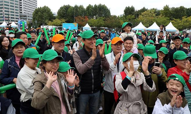 오세훈 서울시장이 9일 오전 서울 중구 서울광장에서 열린 시민과 함께하는 가을 건강운동회에서 참가 시민들과 함께 건강을 기원하며 박수를 치고 있다. /연합뉴스