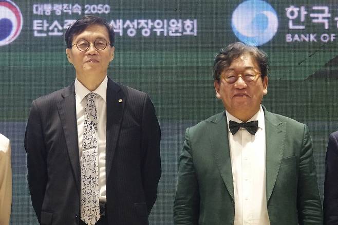 이창용 한국은행 총재(왼쪽)와 김상협 2050 탄소중립 위원회 민간위원장이 6월 20일 오전 서울 중구 한은 컨퍼런스홀에서 열린 제1회 녹색금융 국제콘퍼런스에서 기념촬영을 하고 있다. 이 총재는 기후위기와 관련해 "글로벌 환경 규제가 빠르게 도입되는 현실을 고려할 때 경영 패러다임의 변화를 더 이상 미룰 수 없다"고 강조했다. 2023.6.20/뉴스1