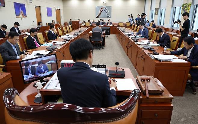 조승래 국회 과방위 안건조정위원장이 지난 5일 서울 여의도 국회에서 열린 과학기술정보방송통신위원회 안건조정위원회를 주재하고 있다. 뉴스1