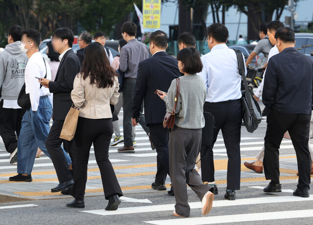 추석 연휴가 끝나고 첫 출근일인 10월4일 오전 서울 종로구 광화문광장 인근에서 시민들이 걸어가고 있다. 연합뉴스