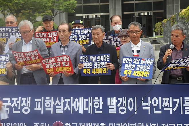 지난 9월19일 서울 중구 남산스퀘어빌딩 진실·화해를위한과거사정리위원회(진실화해위) 앞에서 열린 한국전쟁전후민간인피학살자전국유족회 집회에 참석했던 김만덕 영천유족회장(왼쪽서 두번째). 그 오른쪽이 윤호상 피학살자전국유족회 회장이다.    고경태 기자